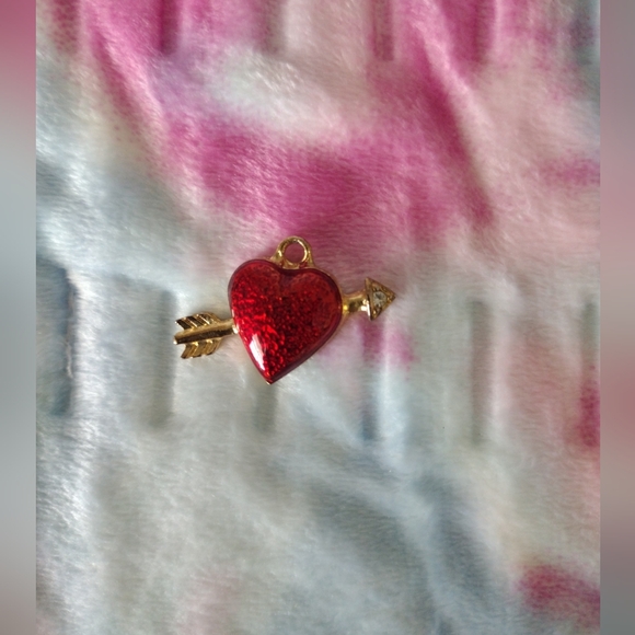 SIGNED PHISTER ENT. 1996 GOLD TONE RED ENAMEL HEART ARROW CHARM - Picture 1 of 3